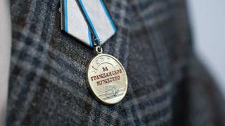 Сергей Михайлович Бубновский был награждён медалью «За гражданское мужество» за работу в госпитале Луганской области.