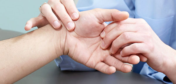 Почему руку сводит левую: причины и способы лечения